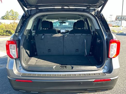 Used 2022 Ford Explorer XLT image 16