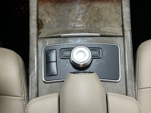 Used 2010 Mercedes-Benz E 350 4MATIC Sedan image 26