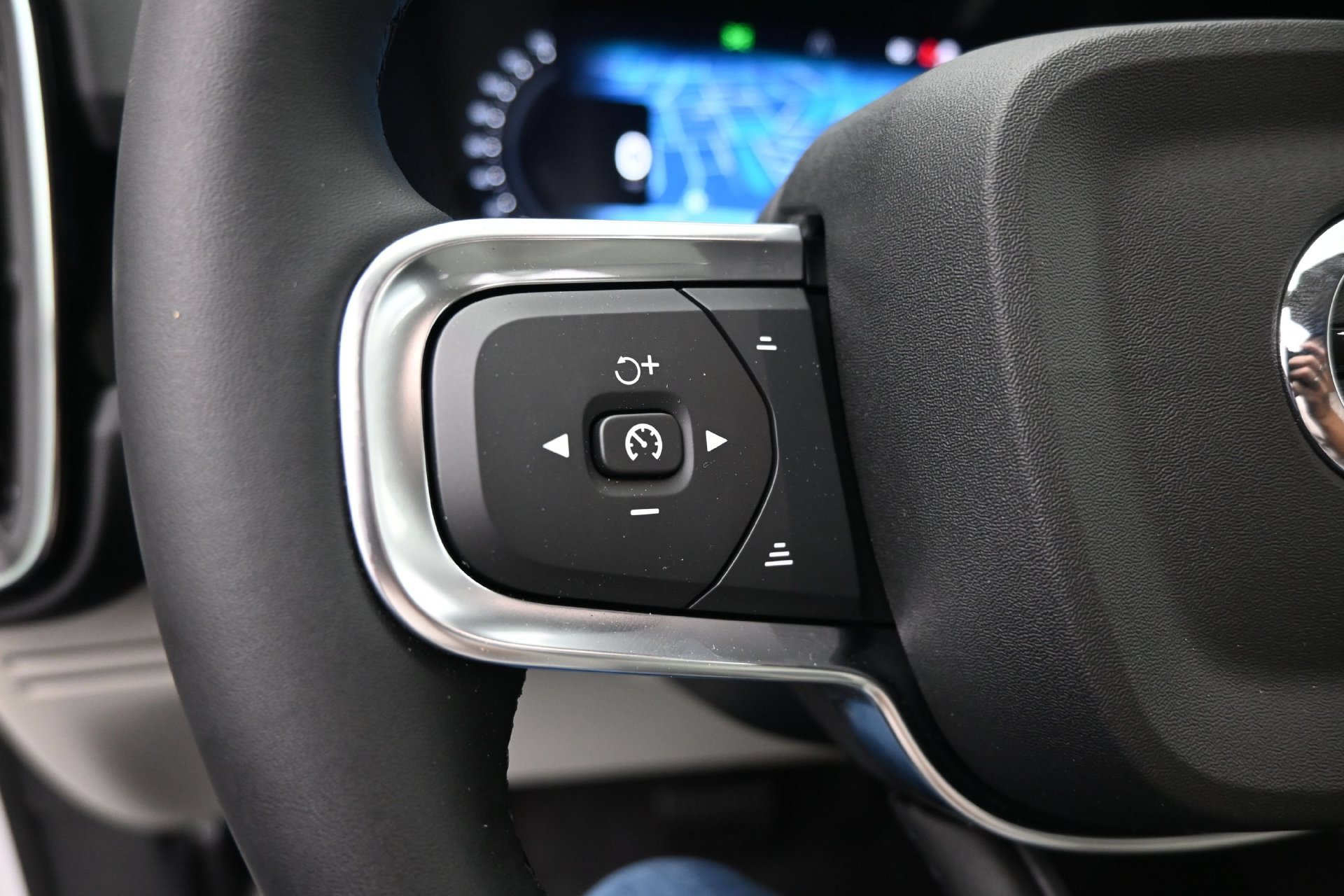 New 2026 Volvo XC40 B4 Plus w/ Protection Package Premier FWD image 25