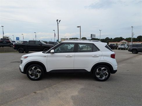 Used 2024 Hyundai Venue SEL image 6
