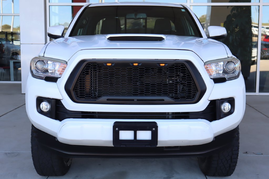 Used 2017 Toyota Tacoma TRD Sport w/ Tow Package (A/T) AWD/4WD image 2