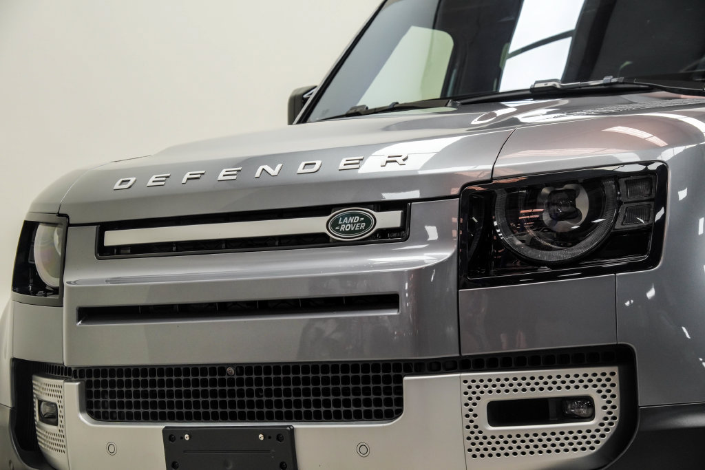 Used 2023 Land Rover Defender 130 SE AWD/4WD image 2