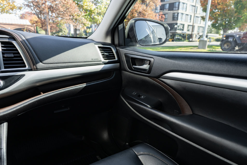 Used 2019 Toyota Highlander XLE AWD/4WD image 11