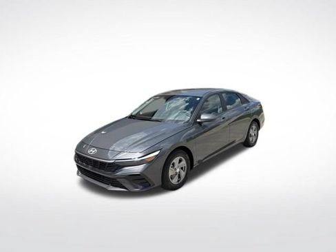Used 2024 Hyundai Elantra SE FWD image 7