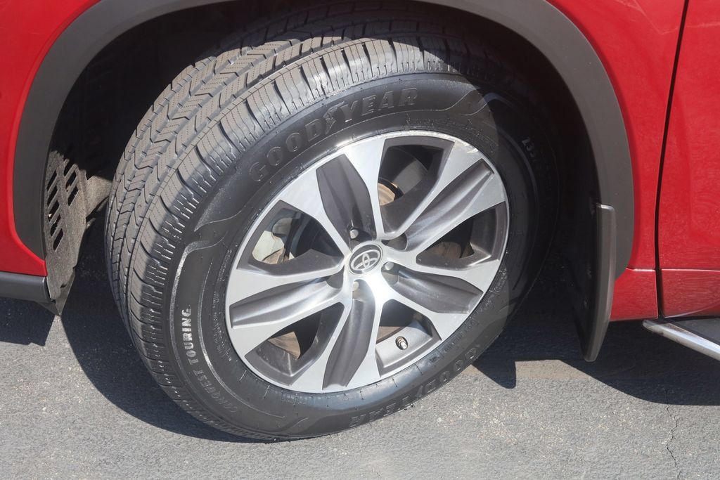 Certified 2021 Toyota Highlander XLE AWD/4WD image 35