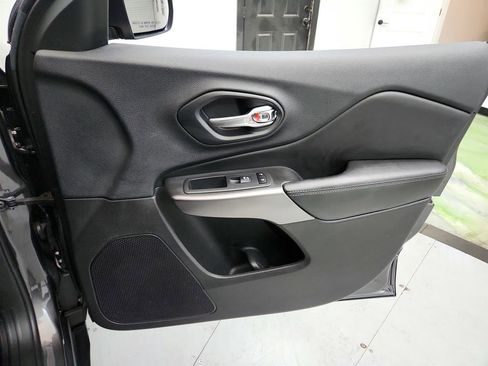 Used 2019 Jeep Cherokee Limited image 26