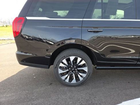 Used 2025 Ford Expedition Platinum w/ Driver's Package image 7