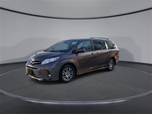 Used 2019 Toyota Sienna XLE image 4