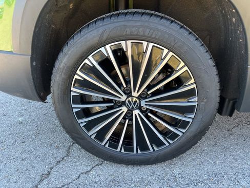 Used 2025 Volkswagen Taos SE image 7