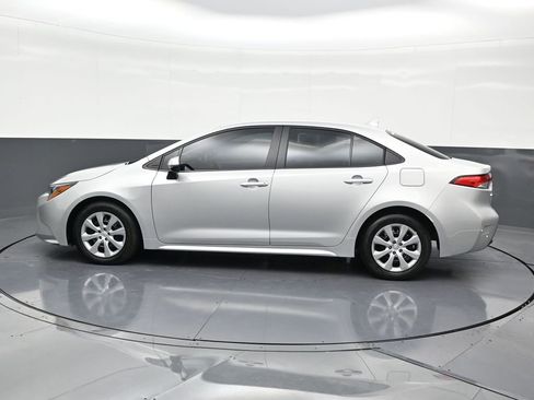 Used 2025 Toyota Corolla LE w/ Convenience Package image 2