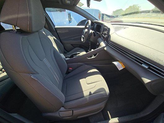 Used 2025 Hyundai Elantra Sport FWD image 12