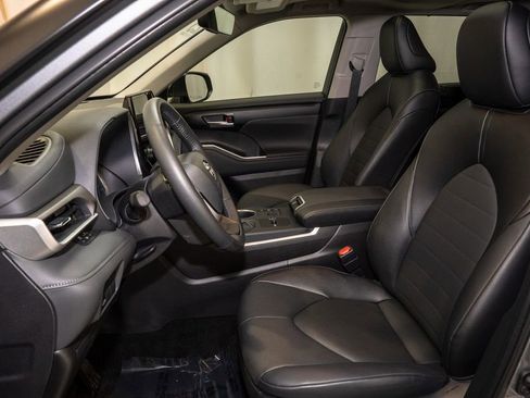 Used 2025 Toyota Highlander XLE image 13