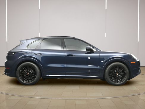 Certified 2026 Porsche Cayenne GTS AWD/4WD image 31
