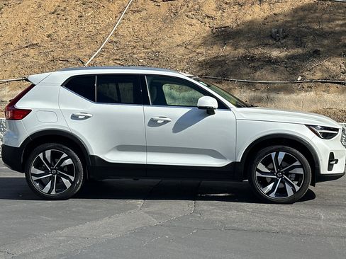 Used 2023 Volvo XC40 B5 Ultimate w/ Protection Package Premier AWD/4WD image 3