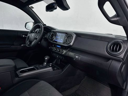 Used 2022 Toyota Tacoma TRD Sport w/ Technology Package AWD/4WD image 32