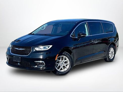 Used 2024 Chrysler Pacifica Touring-L FWD image 2