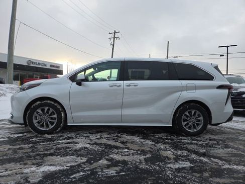 Used 2025 Toyota Sienna XLE image 4