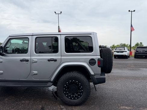 Used 2018 Jeep Wrangler Unlimited Sahara AWD/4WD image 8