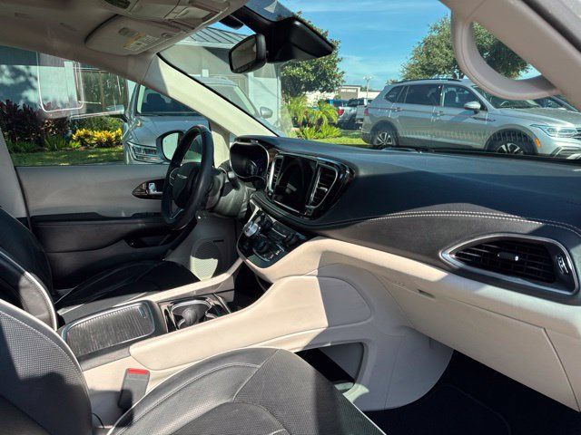 Used 2022 Chrysler Pacifica Limited w/ Uconnect Theater Family Group FWD image 10