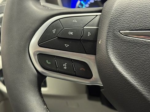 Used 2024 Chrysler Pacifica Select image 24