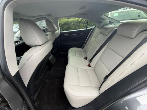 Used 2014 Lexus ES 350 w/ Luxury Package FWD image 12