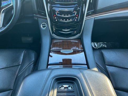 Used 2020 Cadillac Escalade Luxury AWD/4WD image 12