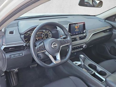 Used 2025 Nissan Altima 2.5 SV image 10