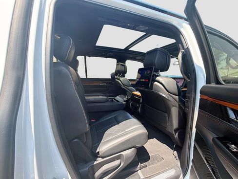 Used 2022 Jeep Grand Wagoneer Series III w/ Rear Seat Video Group 1 AWD/4WD image 31