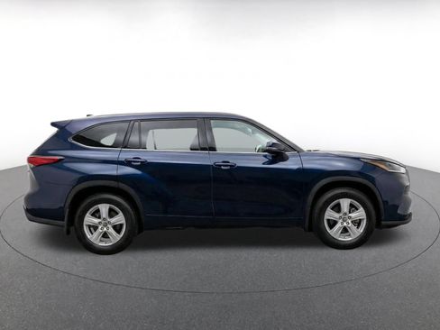 Used 2025 Toyota Highlander LE FWD image 10