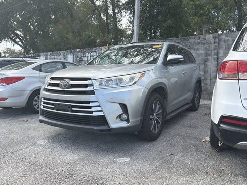 Used 2018 Toyota Highlander XLE AWD/4WD image 3
