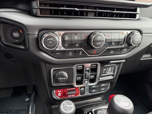Used 2025 Jeep Gladiator Mojave w/ Convenience Group AWD/4WD image 21