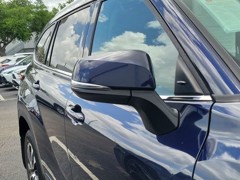 Certified 2021 Toyota Highlander XLE AWD/4WD image 3
