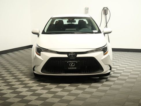 Used 2021 Toyota Corolla LE FWD image 2