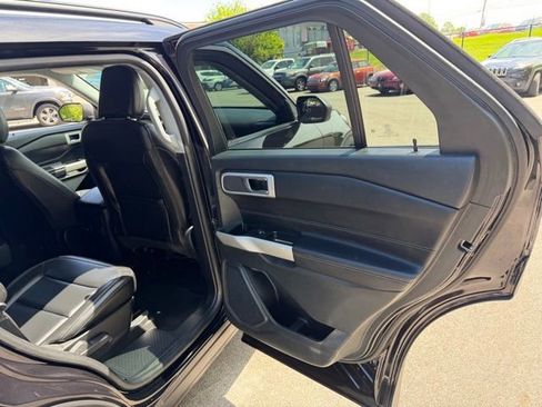 Used 2022 Ford Explorer XLT w/ Equipment Group 202A AWD/4WD image 31