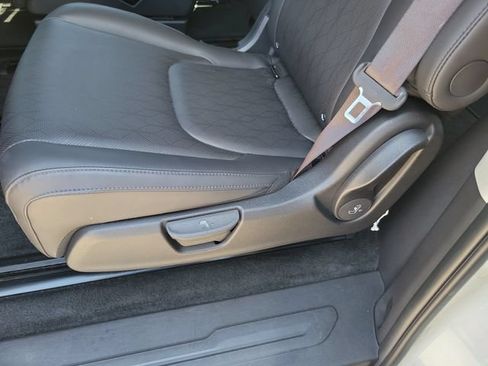 Used 2024 Kia Carnival LX FWD image 14