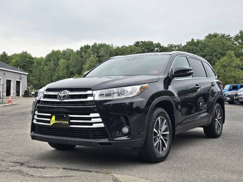 Used 2017 Toyota Highlander XLE w/ Carpet Mat Package AWD/4WD image 5
