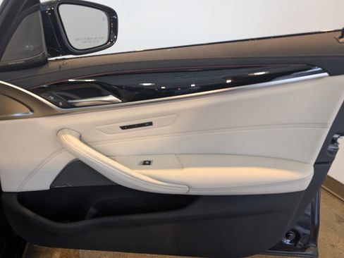 Used 2021 BMW M550i xDrive w/ Dynamic Handling Package image 29