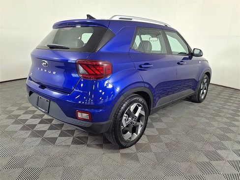Used 2022 Hyundai Venue Limited image 10