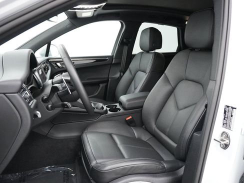 Certified 2025 Porsche Macan image 5