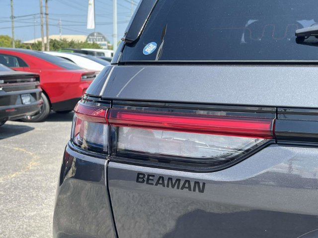 Used 2024 Jeep Grand Cherokee Laredo w/ Luxury Tech Group I AWD/4WD image 10