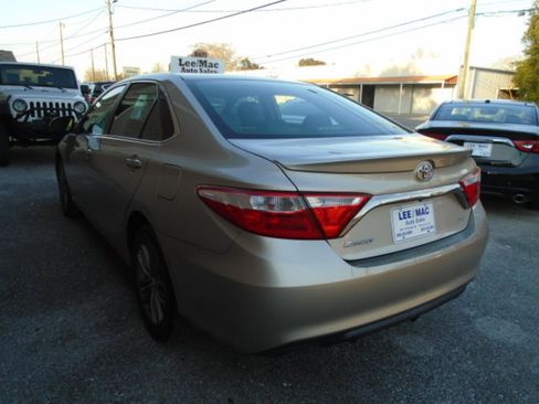 Used 2016 Toyota Camry SE image 4