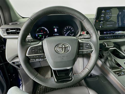 Used 2022 Toyota Sienna XSE image 11
