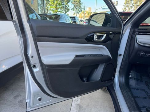 Used 2025 Jeep Compass Limited image 18