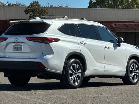Used 2022 Toyota Highlander XLE AWD/4WD image 3