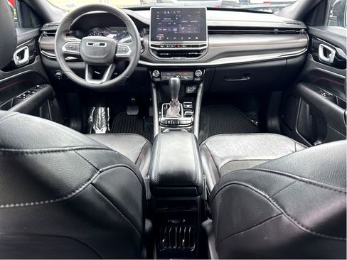 Used 2025 Jeep Compass Trailhawk AWD/4WD image 13
