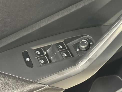 Used 2024 Volkswagen Jetta SE image 19