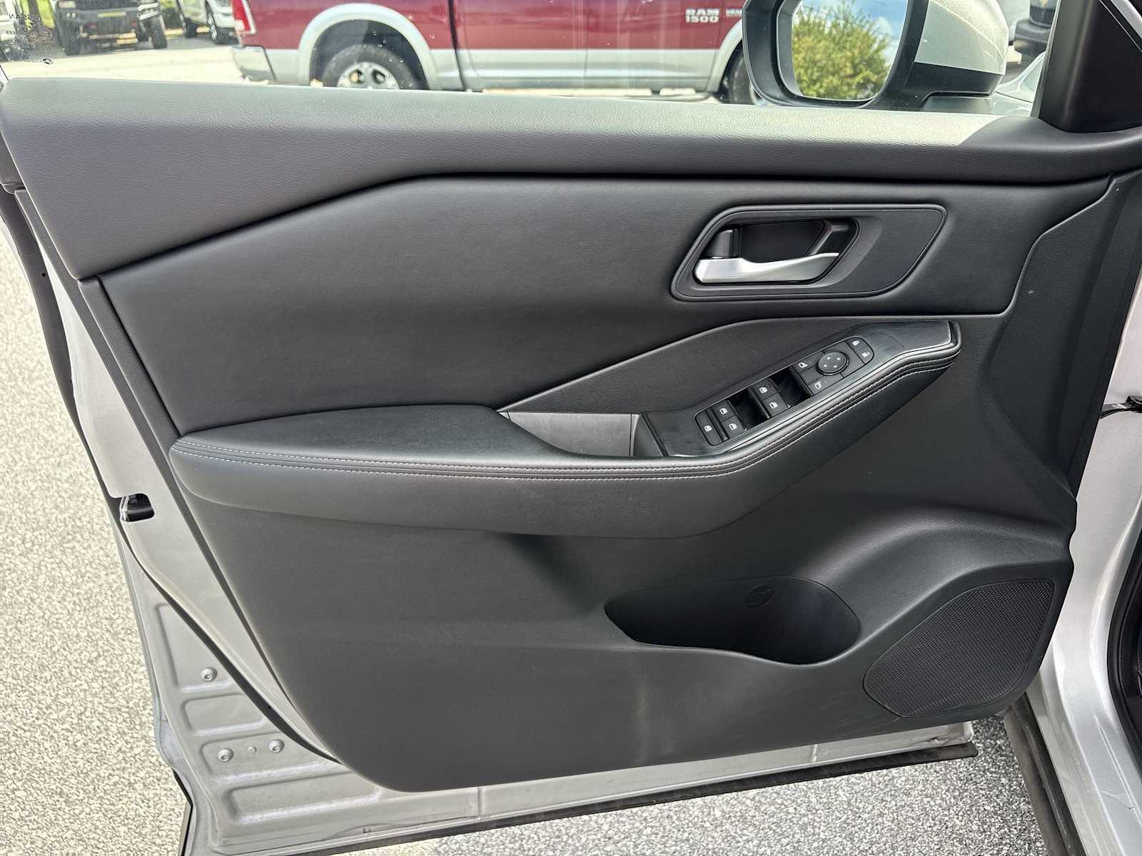 Used 2025 Nissan Rogue SV FWD image 21