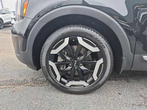 Used 2024 Kia Telluride EX w/ EX Captain's Chair Package image 7