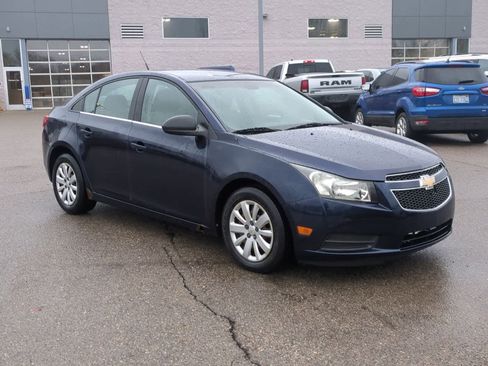 Used 2011 Chevrolet Cruze LS image 2