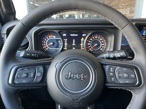 Used 2025 Jeep Wrangler Unlimited Rubicon AWD/4WD image 4